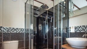 Ein modernes Badezimmer mit einer Duschkabine, einer Toilette und einem Waschbecken.