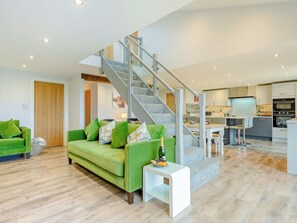 TV, fireplace - Fairchild's Barn - UK12806 (Caldecott, near Uppingham)