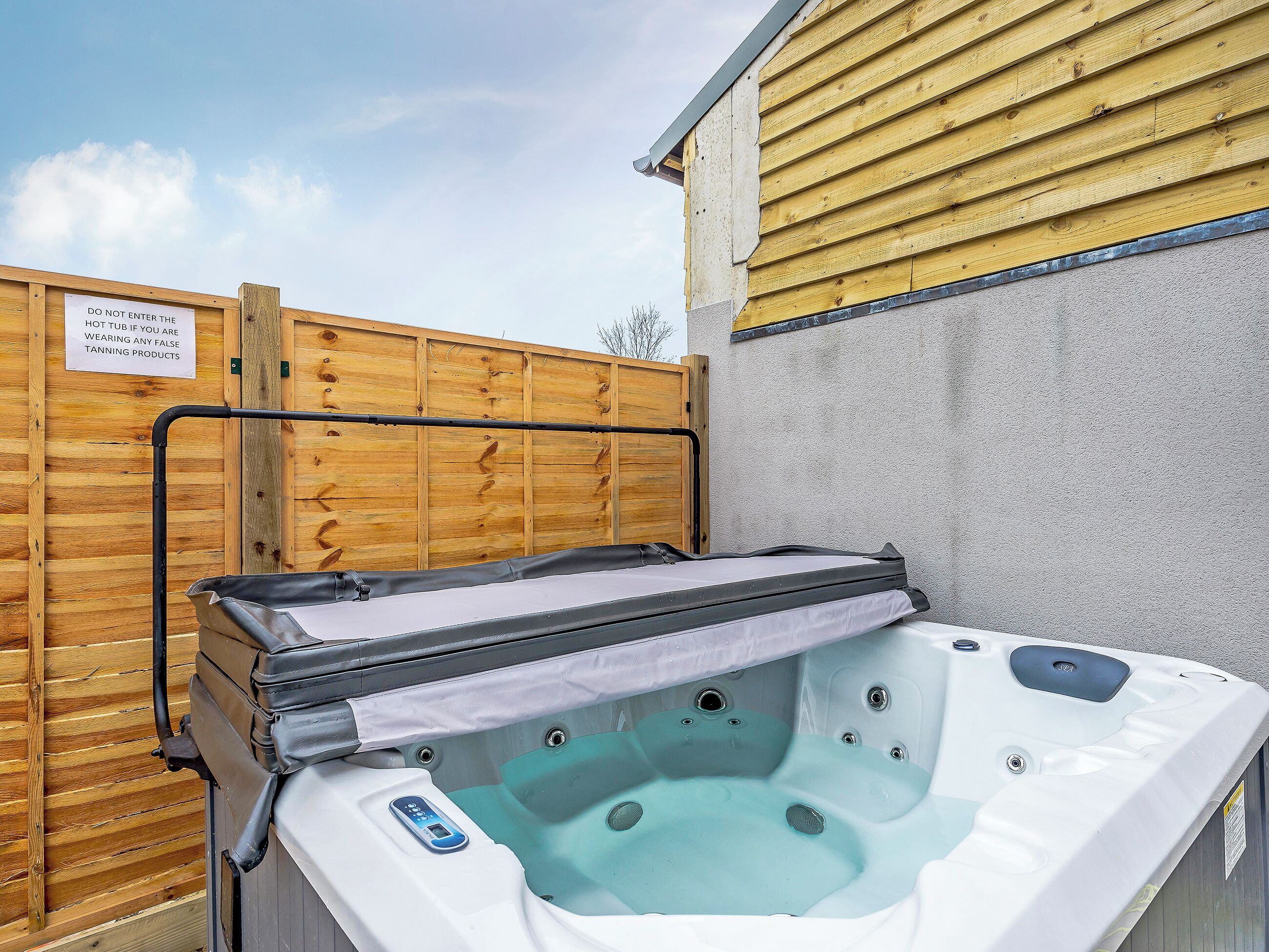 Outdoor spa tub
