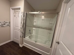 提供毛巾、番梘、廁紙