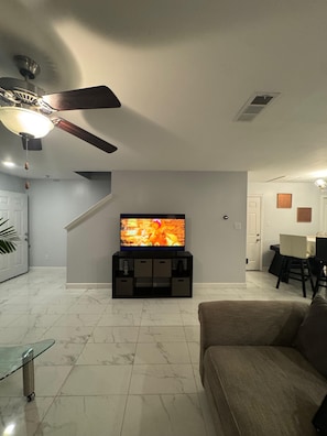 Smart TV - Modern, spacious and comfortable home in Murfreesboro near Nashville. (Murfreesboro)