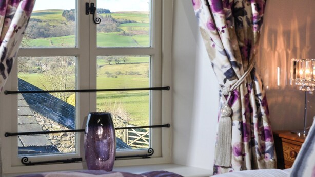 A room with a window offering a view of a green landscape. - Mill House Cottage - UK1475 (Middleton, near Kirkby Lonsdale)
