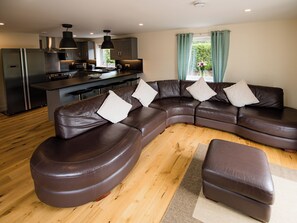 TV - 2 bedroom accommodation in Banavie (Banavie)