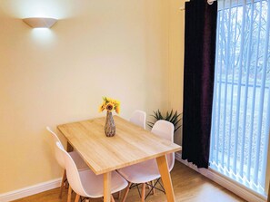 Dining - 1 bedroom accommodation in Inverlochy (Inverlochy)