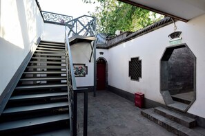 สนามรอบบริเวณ