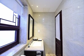 Standard Double Room | Bathroom | Shower, rainfall showerhead, free toiletries, hair dryer - Youfang Hotel - Beijing Tian'anmen Wangfujing Store (Beijing)