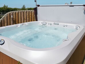 Outdoor spa tub - Lincoln Longwool-UK2065 (Burton Fleming, near Filey)