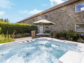 Outdoor dining - 2 bedroom accommodation in Harwood Dale, near Scarborough (Harwood Dale, near Scarborough)