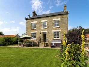 A stone building with a patio, outdoor seating, and a small garden. - Thirley Cotes Farmhouse (Harwood Dale, near Scarborough)