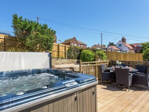 Outdoor dining - 3 bedroom accommodation in Whitby (Whitby)