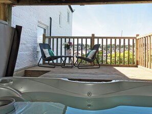 Outdoor spa tub - 1 bedroom accommodation in Whitby (Whitby)