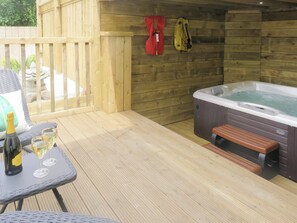 Outdoor spa tub - 1 bedroom accommodation in Whitby (Whitby)