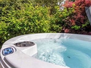 Outdoor spa tub - 2 bedroom accommodation in Harwood Dale, near Scarborough (Harwood Dale, near Scarborough)