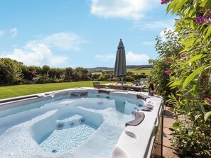 Outdoor spa tub - 3 bedroom accommodation in Harwood Dale, near Scarborough (Harwood Dale, near Scarborough)