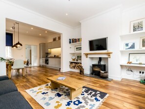 TV, fireplace - Luxury two bed apartment within the city centre. (York)