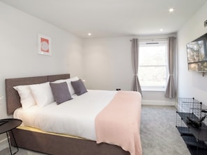 2 bedrooms, free WiFi - Two bed apartment for five with private parking. (York)