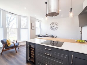 Dishwasher - Two bed apartment for five with private parking. (York)