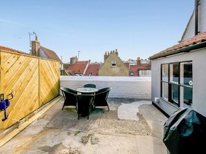 Outdoor dining - 2 bedroom accommodation in Whitby (Whitby)