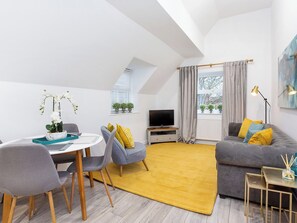 TV - Minsters Reach Apartment Three - UK2748 (York)