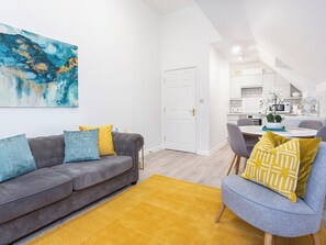 TV - Minsters Reach Apartment Three - UK2748 (York)