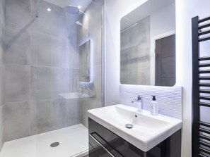 Towels - This ground floor apartment is beautiful. (York)