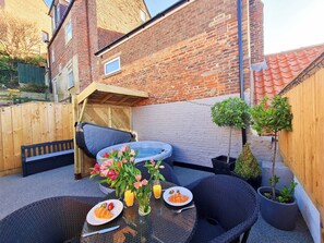 Outdoor dining - A historical cottage, tucked away in the heart of Whitby’s old town. (Whitby)