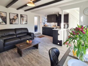 TV - A historical cottage, tucked away in the heart of Whitby’s old town. (Whitby)