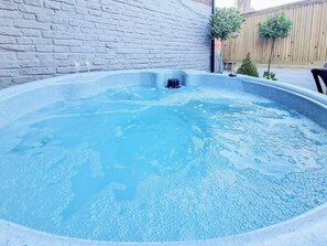 Outdoor spa tub - A historical cottage, tucked away in the heart of Whitby’s old town. (Whitby)