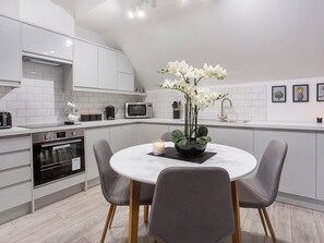 Dishwasher - Minsters Reach Apartment Four - UK2749 (York)