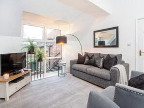 TV - Minsters Reach Apartment Four - UK2749 (York)