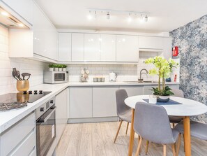 Dishwasher - Minsters Reach Apartment Two - UK2747 (York)