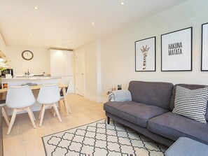TV - 2 bedroom accommodation in York (York)