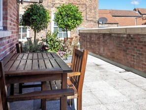 Outdoor dining - Malt Shovel Court - UK2770 (York)