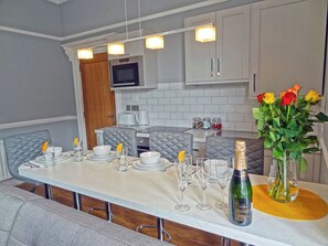 Dining - 2 bedroom accommodation in Llandudno (Llandudno)