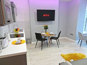 Private kitchen - 1 bedroom accommodation in Llandudno (Llandudno)