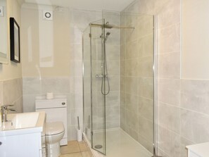 Ein modernes Badezimmer mit Duschkabine, Toilette und Waschbecken.