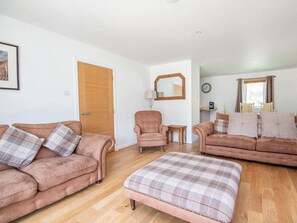 TV, fireplace - 3 bedroom accommodation in Aviemore (Aviemore)