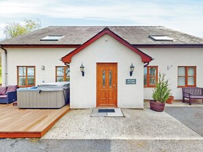 Terrace/patio - Willow Cottage-UK2788 (Penmaenmawr, near Conwy)