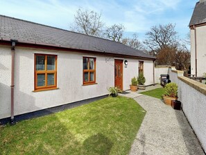 Exterior - This three bedroomed cottage sleeps up to six guests and is pet friendly. (Penmaenmawr, near Conwy)