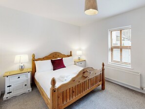 3 bedrooms, free WiFi - This three bedroomed cottage sleeps up to six guests and is pet friendly. (Penmaenmawr, near Conwy)