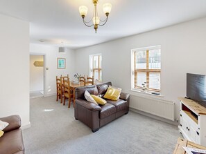 Living area - This three bedroomed cottage sleeps up to six guests and is pet friendly. (Penmaenmawr, near Conwy)