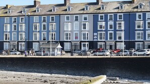 A row of terraced houses with a clear view of the waterfront. - Seaside Apartment-UK2801 (Aberystwyth)
