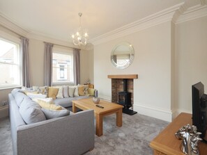 TV - 4 bedroom accommodation in York (York)