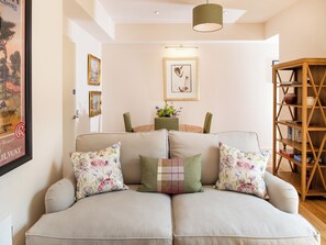 TV - 1 bedroom accommodation in Inverness (Inverness)