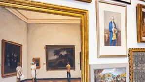 Una galeria amb diverses obres d'art enmarcades exposades.