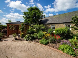 Property grounds - 3 bedroom accommodation in Forfar (Forfar)