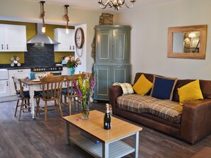 TV, fireplace - 3 bedroom accommodation in Beadnell (Beadnell)