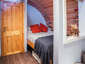 1 bedroom, free WiFi - A perfect retreat for couples and friends. (Stewarton)