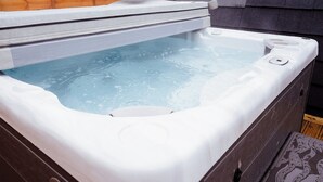 Un jacuzzi con muelle de madera y ventana.