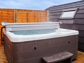 Outdoor spa tub - A perfect retreat for couples and friends. (Stewarton)